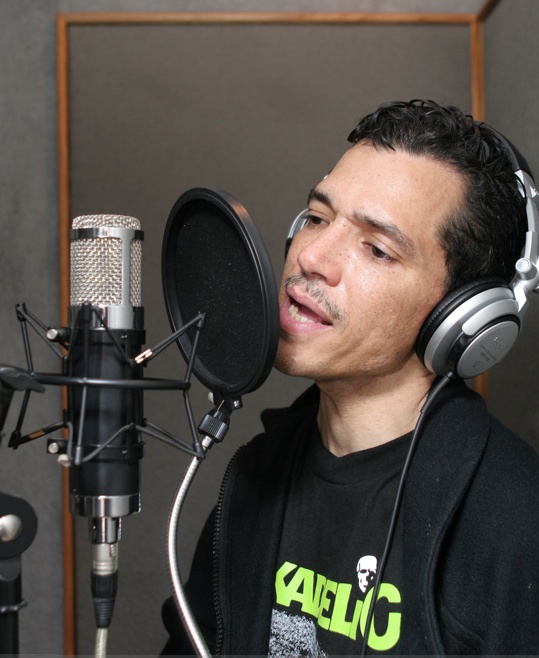 El on the mic.jpg (114373 bytes)